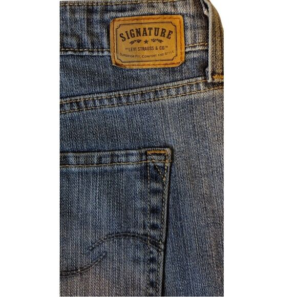 Levi's Signature Relaxed Mid Rise Boot cut Size 18 Women's Denim Blue Jeans - Picture 3 of 6